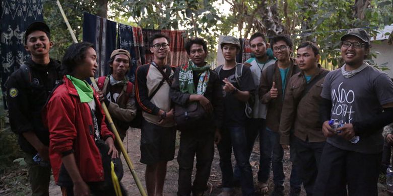 Peserta Lomba Foto Burung mengunjungi kelompok perajin tenun di Kampung adat Praeilu, Sumba Timur, Nusa Tenggara Timur, Selasa (22/8/2017). Selain menikmati alam dan keunikan burung endemik Sumba, peserta juga melihat keunikan cara membuat kain tenun Sumba. 