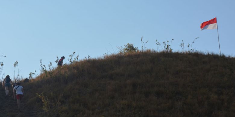 Turis asing mendaki bukit Silvia di Labuan Bajo untuk menikmati senja di ujung barat Pulau Flores, Nusa Tenggara Timur, Senin (28/8/2017). Di bukit itu berkibar bendera Merah Putih. Bukit Silvia merupakan salah satu bukit di pesisir Labuan Bajo untuk menikmati matahari terbenam. 