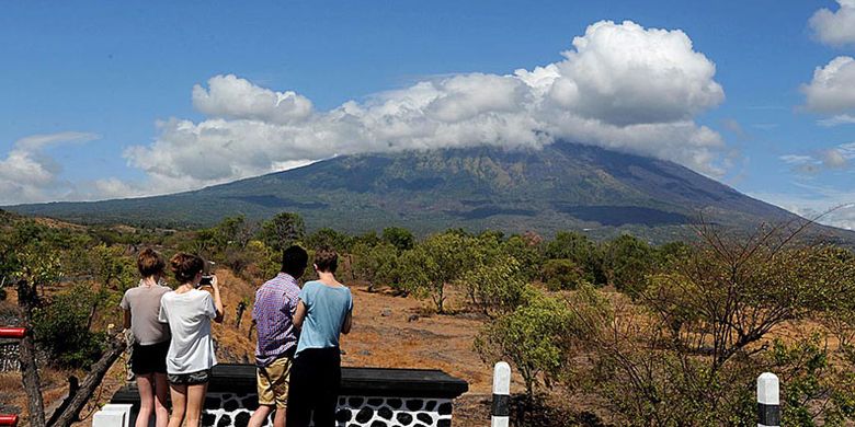 Turis melihat sekitar kawasan yang dulunya merupakan jalur aliran lahar dari Gunung Agung di Kecamatan Kubu, Kabupaten Karangasem, Bali, Senin (25/9/2017). Berdasarkan peta dari Pusat Vulkanologi dan Mitigasi Bencana Geologi, kawasan tersebut merupakan salah satu zona berbahaya ketika erupsi Gunung Agung terjadi.  