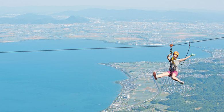 Menikmati Danau Biwa di Prefektur Shiga, bagian timur Kyoto dengan Zipline yakni meluncur di atas kabel yang membentang. Danau Biwa merupakan danau terbesar di Jepang.