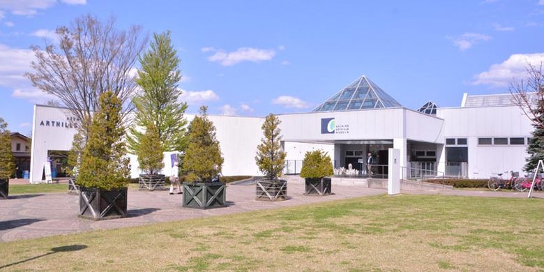 Museum Azumino Art Hills di Prefektur Nagano, Jepang. Selain dapat menikmati seni gelas nan cantik, kegiatan populer lainnya adalah membuat gelas sendiri.