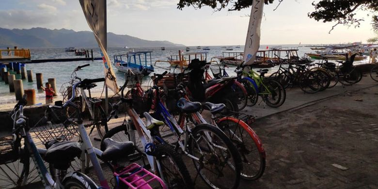 Penyewaan sepeda untuk wisatawan di Gili Air, Kabupaten Lombok Utara, Nusa Tenggara Barat, Jumat (23/11/2018).