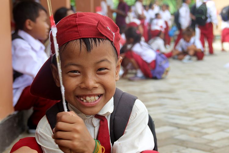 Seorang siswa SDN 03 Bengkaung, Kecamatan Batu Layar Lombok Barat, bahagia karena belajar di gedung baru pascasekolahnya terdampak gempa. Bagunan sekolah barunya adalah bantuan  pembaca harian Kompas.