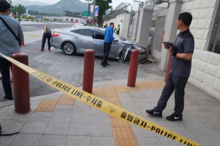 Polisi memeriksa sebuah mobil yang menabrak gerbang Kedutaan Besar Amerika Serikat di Korea Selatan Kamis (7/6/2018).