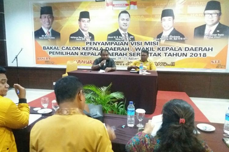 Bupati TTU Raymundus Sau Fernandes (depan kiri baju hitam) sedang menyampaikan visi dan misi di depan panelis dari DPD Partai Hanura Nusa Tenggara Timur (NTT), Jumat (25/8/2017).