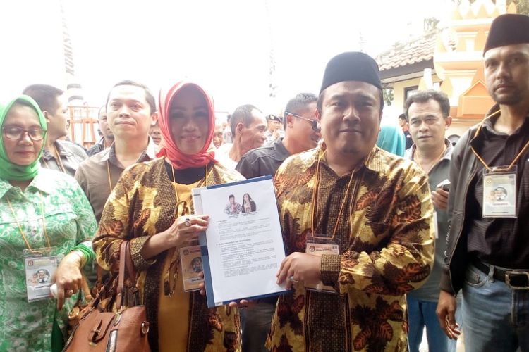 Calon bupati perseorangan Suryana - Wiwin saat mendatangi KPU Garut untuk mendaftarkan diri jadi pasangan calon bupati dan wakil bupati, Rabu (10/1/2018).