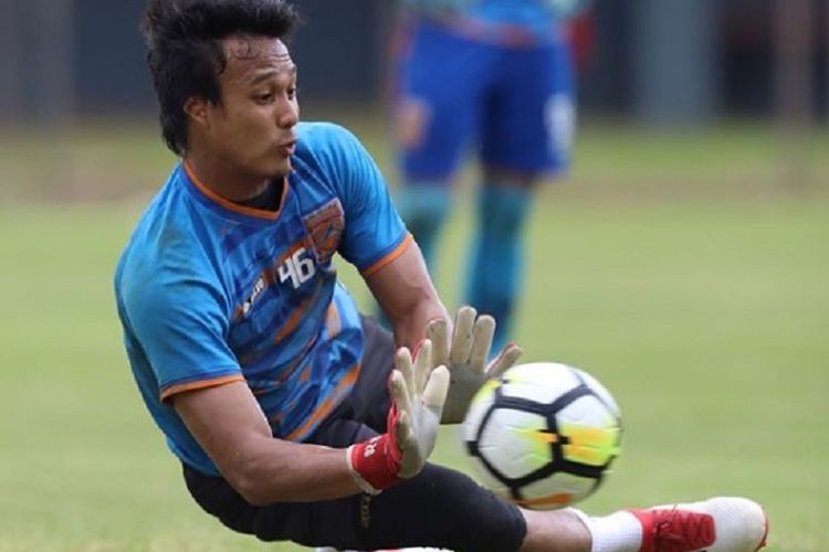 Kiper Muhammad Ridho tengah berlatih bersama skuad Borneo FC di Stadion Segiri, Senin (5/2/2018).