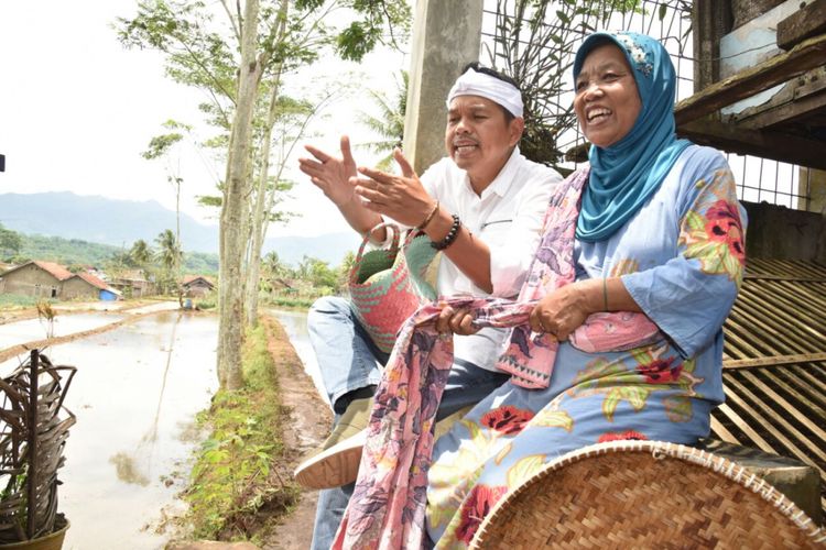 Cawagub Jabar Dedi Mulyadi bertemu dengan nenek jompo sebatangkara yang mengeluh mahalnya harga listrik di Desa Sukaratu, Kecamatan Malangbong, Kabupaten Garut, Selasa (27/3/2018).