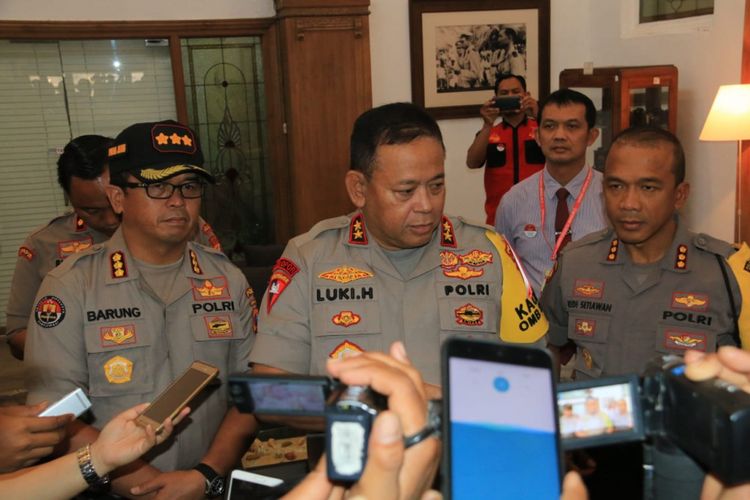 Kapolda Jatim Irjen Luki Hermawan (tengah)