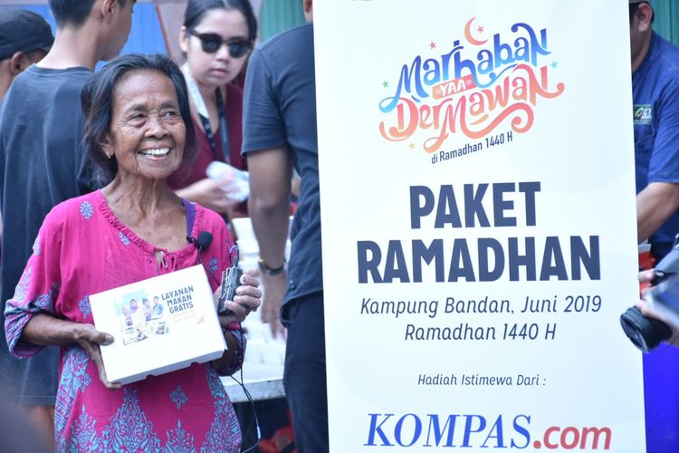 Pembagian paket makanan oleh Kompas.com dan ACT di Kampung Bandan, Senin (3/6/2019).