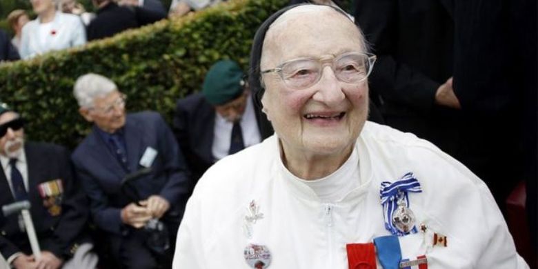 Suster Agnes-Marie Valois, biarawati yang menjadi pahlawan selama Perang Dunia II, ketika menghadiri 70 tahun Peringatan Penyerbuan Dieppe pada 19 Agustus 2012.