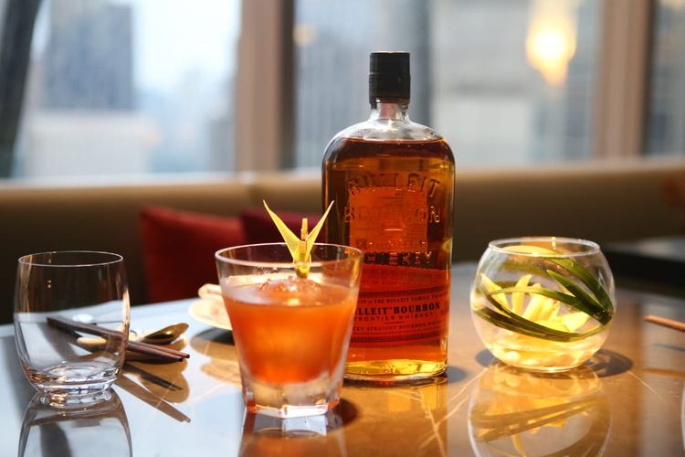 Bulleit bourbon dari Diageo, bahan dasar koktail corn and pepper karya Richard Charles di Hakkasan Indonesia. 