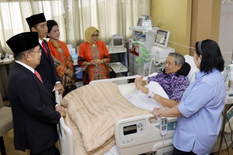 Presiden Joko Widodo dan Wakil Presiden Jusuf Kalla menjenguk Ketua Umum Partai Demokrat Susilo Bambang Yudhoyono di Rumah Sakit Pusat Angkatan Darat (RSPAD) Gatot Subroto, Jakarta, Kamis (19/7/2018).