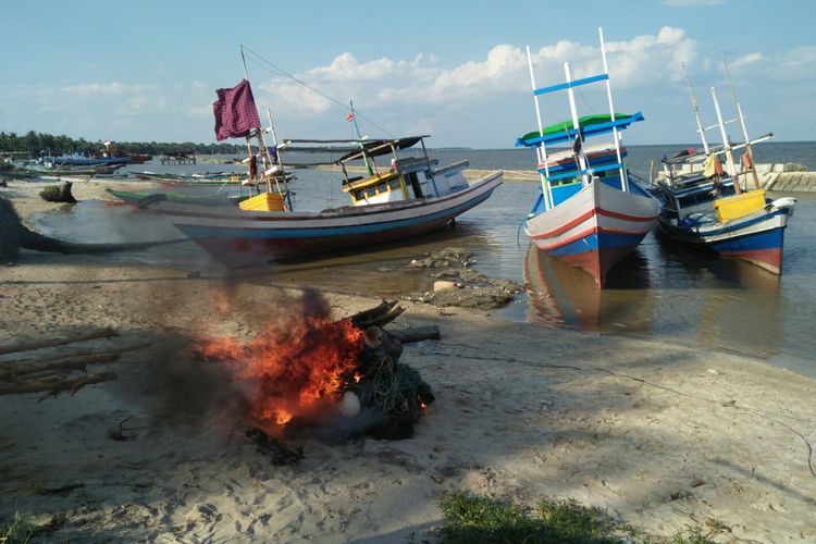 Trawl nelayan Sungai Bakau yang kapalnya sempat disandera nelayan Teluk Bogam, pesisir Kabupaten Kotawaringin Barat, akhirnya disepakati dibakar, Senin (30/4/2018) sore.