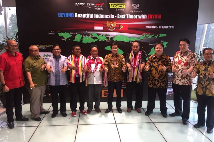 Pejabat Toyota Astra Motor dan Auto2000 bersama tim touring Beyond Beautiful Indonesia, Veloz Community (Velozity), Toyota Kijang Club Indonesia (TKCI), dan Toyota Sienta Community Indonesia (Tosca).