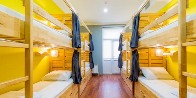 Ilustrasi tempat tidur di hostel.