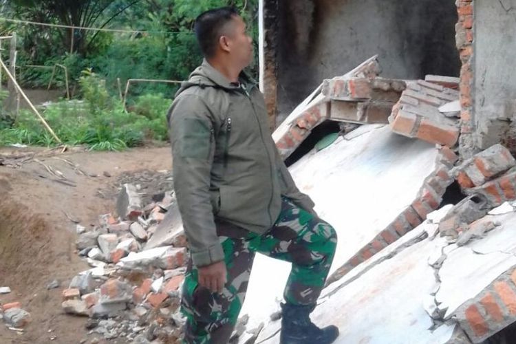 Eks kantor Polhut di Kabupaten Lebong ambuk dinding akibat gempa (Foto: Korem 041/Garuda Emas)