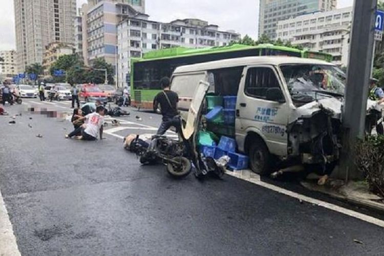 Minibus ini melaju di jalan raya di depan sebuah rumah sakit di kota Nanning, China sebelum kehilangan kendali dan menabrak pejalan kaki.