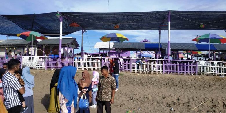 Pengunjung di obyek wisata Pantai Ungu, Desa Lhok Puuk, Kecamatan Seunuddon, Kabupaten Aceh Utara, Aceh, Rabu (12/6/2019).