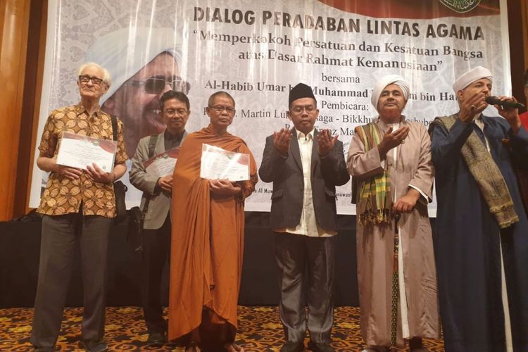 Hery Haryanto Azumi (kopiah hitam) bersama sejumlah tokoh agama usai menggelar dialog lintas agama di Aryaduta, Jakarta, Sabtu (13/10/2018).