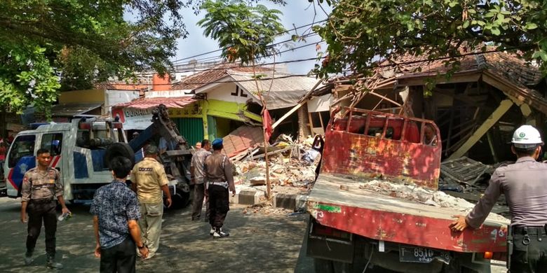 Situasi lokasi truk seruduk bangunan di Palabuhanratu, Sukabumi, Jawa Barat, Kamis (19/9/2019)