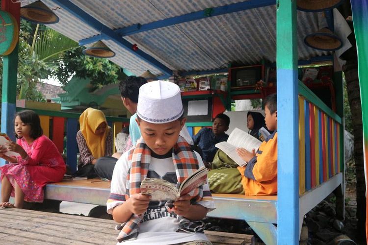 Suasana Pos Kamling di lingkungan RT 02 RW 03, Desa Mojoduwur, Kecamatan Mojowarno, Kabupaten Jombang, Jawa Timur, Rabu (24/7/2019) petang. Pos Kamling ini disulap menjadi taman baca oleh para pemuda desa setempat.