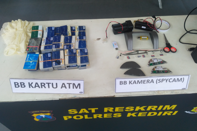 Ratusan kartu ATM kosong dan kamera pengawas yang sudah dimodifikasi dalam kasus kejahatan skimming di Kediri, Jawa Timur.