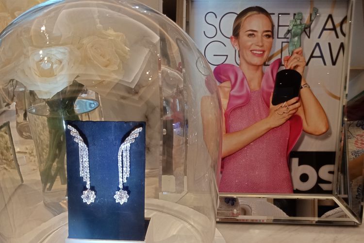 Berlian Forevermark waterfall yang pernah dikenakan aktris Emily Blunt pada acara SAG awards. 