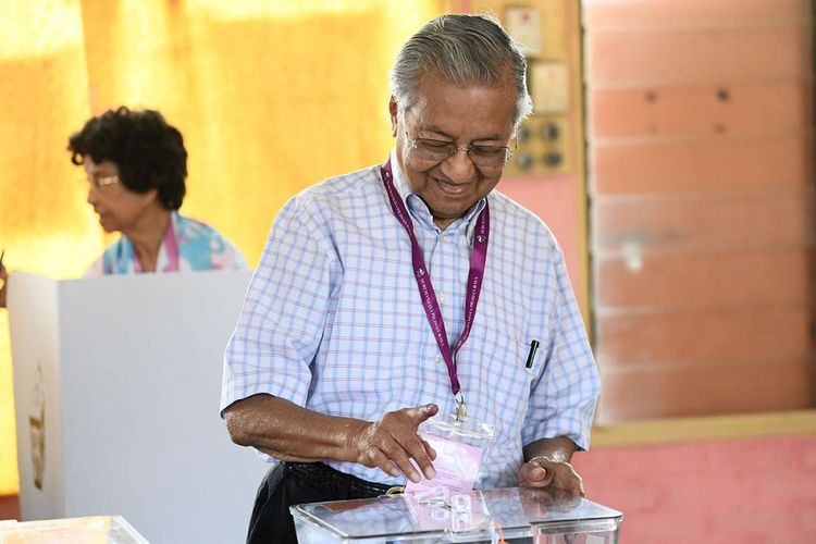 Politisi senior Malaysia, Mahathir Mohamad dari koalisi Pakatan Harapan, saat memberikan suaranya dalam pemilhan umum, di tempat pemungutan suara di Alor Setar, Malaysia, Rabu (9/5/2018). Pemilu yang berlangsung hari ini menjadi pertarungan sengit Perdana Menteri Petahana Najib Razak, dan mantan PM Mahathir Mohamad.