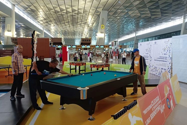 Wisatawan bermain di fasilitas baru Bandara Soekarno-Hatta, Cengkareng dalam rangka Asian Games 2018, Sabtu (18/8/2018).
