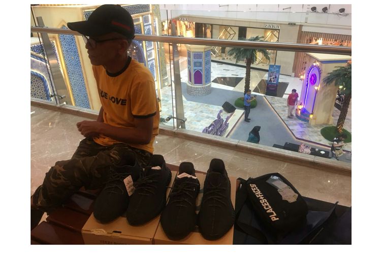 Sepatu Adidas Yeezy 350 V2 Black habis dibeli di Grand Indonesia, Jalan MH Thamrin, Jakarta Pusat, Jumat (7/6/2019)