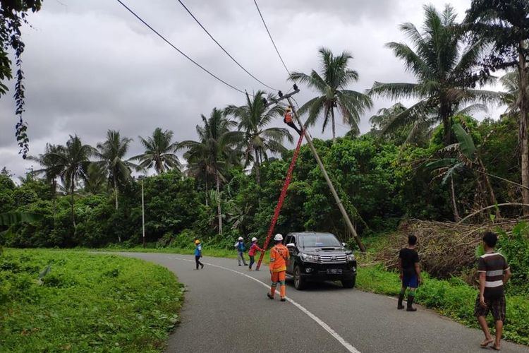 Petugas PLN di wilayah Halmahera Selatan, Maluku Utara memperbaiki gangguan jaringan listrik di wilayah tersebut, Jumat (19/7/2019) Foto dok Manager Komunikasi PLN Unit Induk Wilayah Maluku dan Maluku Utara, Ramli Malawat