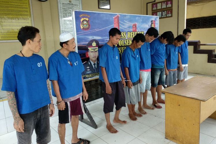 Delapan para pecandu narkoba jenis sabu saat diamankan di Polsek Ilir Timur II Palembang. Mereka ditangkap, usai berpesta sabu, Sabtu (11/8/2018).