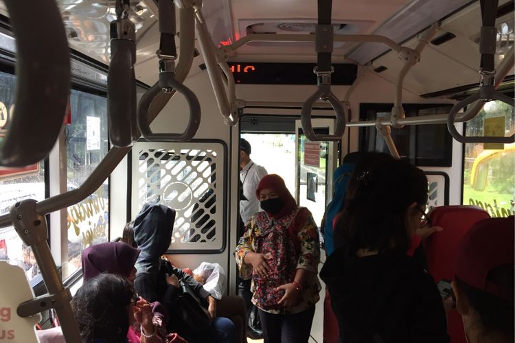 Sejumlah penumpang menaiki bus transjakarta dari jalan karena Halte Monas sementara tidak bisa dilintasi, Senin (22/1/2018) pagi. 