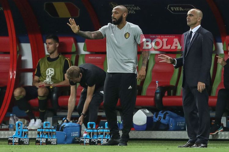 Pelatih timnas Belgia, Roberto Martinez (kanan) dan asistennya, Thierry Henry (kiri), memberi instruksi pada laga perempat final Piala Dunia 2018 di Kazan Arena, Kazan, pada 6 Juli 2018.