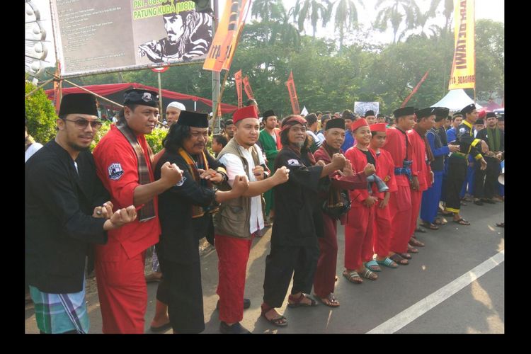 Jawara DKI berfoto ria sebelum menyambut kedatangan Gubernur DKI Jakarta Anies Baswedan.
