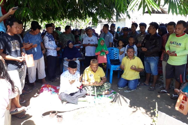 Keluarga Sarce Pomontolo dan kerabat berdoa di 2 makam yang baru dipindahkan yang dihadiri Gubernur Gorontalo, Rusli Habibie