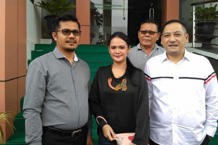 Artis peran Shezy Idris didampingi tim kuasa hukumnya usai menjalani sidang perceraian lanjutan di Pengadilan Agama Jakarta Barat, Kembangan, Senin (28/1/2019).