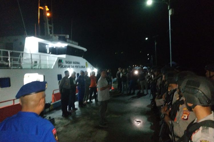 Puluhan personel gabungan dari Brimob, Polres, Bakamla, Polairud dan personel SAR Tual dikerahkan untuk membantu pembebasan 23 ABK KM Mina Sejati yang disandera di perairan Kepulauan Aru, Senin dinihari (19/8/2019)