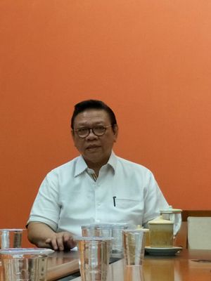 Ketua Dewan Pakar DPP Partai Golkar, sekaligus Ketua Umum Pimpinan Pusat Kolektif (PPK) Kosgoro 1957, Agung Laksono ketika memberikan keterangan pers di Kantor PPK Kosgoro 1957, Jakarta, Rabu (14/3/2018). 