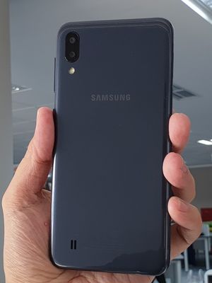 Bagian kaver belakang Galaxy M10 dibuat dengan bahan plastik yang mengilat. Alhasil, jejak sidik jari akan mudah menempel pada bagian belakang ponsel ini. (Yudha Pratomo/KompasTekno)