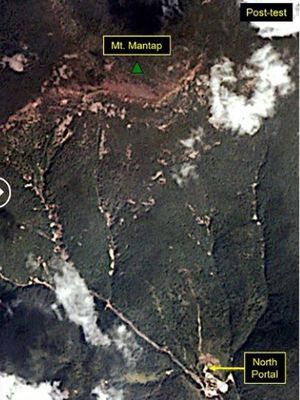 Gambar ini menunjukkan sebelum dan sesudah situs uji Punggye-ri, di mana pada 3 September 2017 dilakukan pengujian bom di bawah tanah. Gambar di sebelah kiri adalah sebelum dilakukan pengujian yang diperoleh pada 1 September 2017, sementara gambar setelah pengujian menunjukkan tanah longsor. (AFP/Planet/HO)