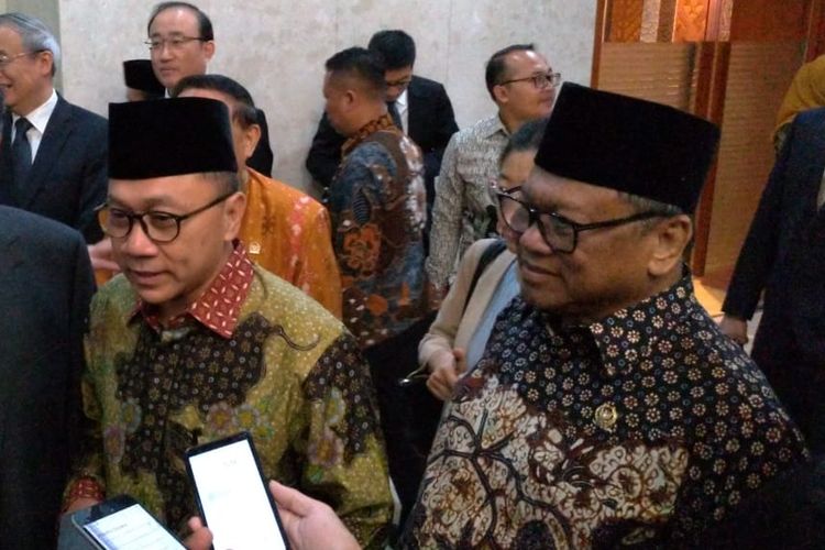 Zulkifli Hasan dan Oesman Sapta Odang di Kompleks Parlemen, Senayan, Jakarta, Jumat (21/6/2019)