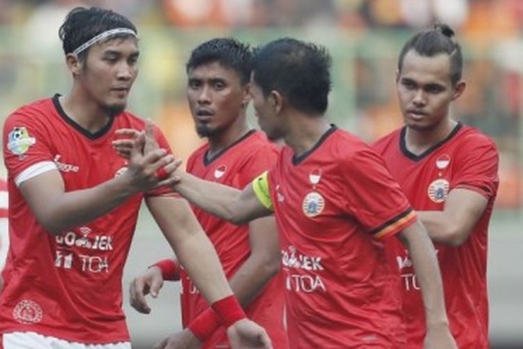 Fullback Persija Jakarta, Rezaldi Hehanusa (kanan), bersama rekan setimnya bersiap untuk memulai babak kedua kontra Mitra Kukar pada pekan keenam Liga 1 musim 2017 di Stadion Patriot Candrabhaga, Bekasi, Jawa Barat, Minggu (14/5/2017). Laga berakhir imbang 1-1.