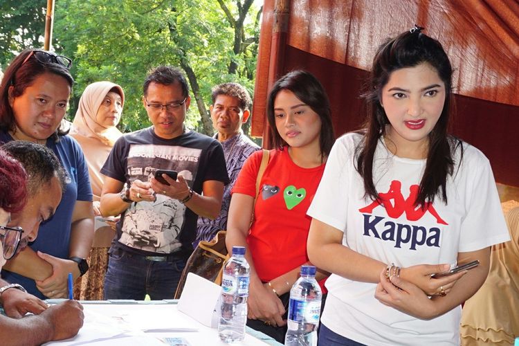 Musisi Anang Hermansyah bersama sang istri, Ashanty dan kedua anaknya, Aurel Hermansyah dan Azriel Hermansyah mendaftarkan diri di TPS 89 di kawasan Cinere Mas, Cinere, Depok, Jawa Barat, Rabu (17/4/2019).