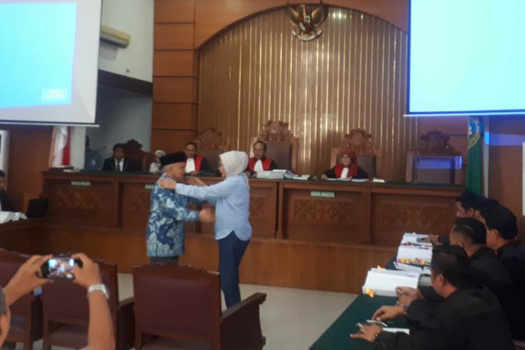 Terdakwa Ratna Sarumpaet mencium tangan dan merangkul Amien Rais pada persidangan ketujuh di Pengadilan Negeri Jakarta Selatan, Kamis (4/4/2019).