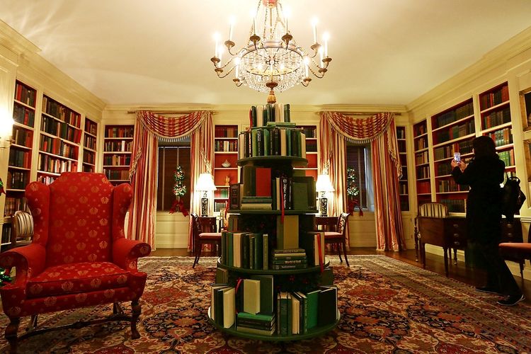 Perpustakaan di Gedung Putih selama sebuah pratinjau pers dari dekorasi liburan 2017 pada 27 November 2017 di Washington, DC. 
