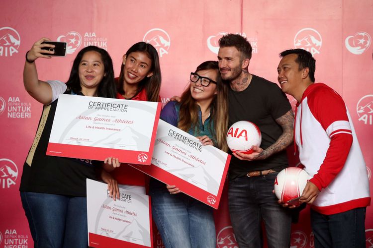 AIA Global Brand Ambassador David Beckham berfoto bersama atlet Indonesia dan Menteri Pemuda dan Olah Raga, Imam Nahrawi saat acara Sepak Bola untuk Negeri di Stadion Soemantri Brodjonegoro, Jakarta, Minggu (25/3/2018). AIA menyerahkan sumbangan 10.000 bola untuk anak-anak akademi sepak bola  di seluruh Indonesia.