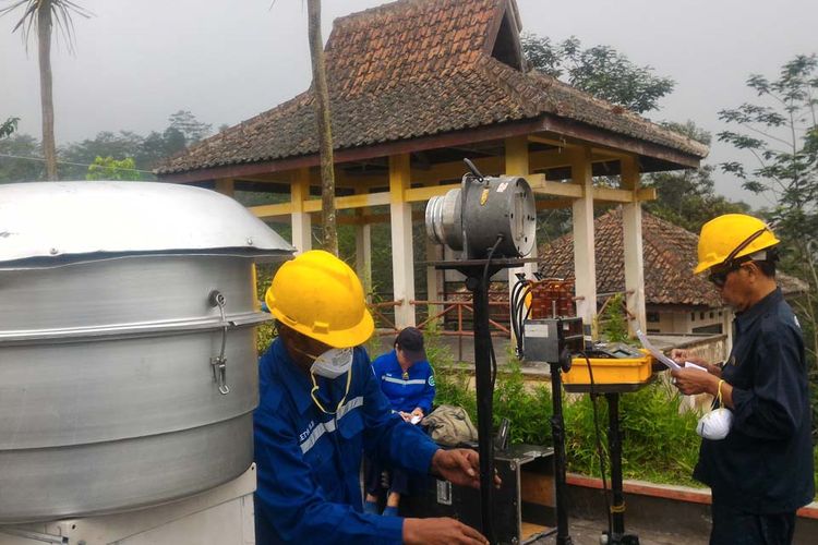 Petugas Balai Hiperkes Yogkarta sedang mengambil sampel udara menggunakan alat di Pos Pengamatan Gunung Merapi di Ngepos, Kecamatan Srumbung, Kabupaten Magelang, Kamis (24/5/2018). Sampel udara akan diteliti karena terdampak beberapa kali letusan freatik sepekan terakhir.