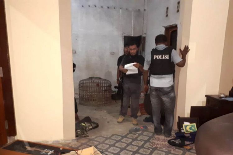 Polisi menggeledah rumah Jo, di Desa Blang Bitra, Kecamatan Peureulak Kota, Kabupaten Aceh Timur, Minggu (19/8/2018) sekitar pukul 03.00 WIB 